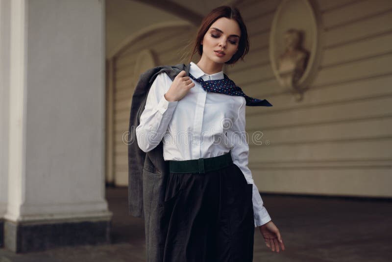 Moda de la caída de la mujer In Fashion Clothes modelo hermoso en calle imagen de archivo Moda de la caída de la mujer In Fashion Clothes modelo hermoso en calle imagen de archivo