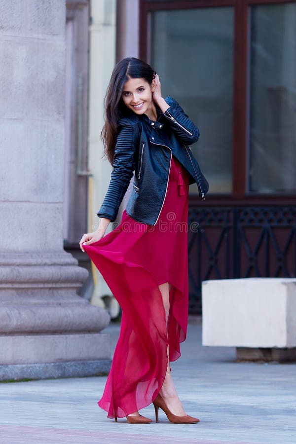 Moda De La Ciudad Del Otoño Mujer Hermosa En Vestido Rojo Y Chaqueta Negra Antecedentes Urbanos Foto de archivo - Imagen de hermoso, elegante: 124186456 Moda De La Ciudad Del Otoño Mujer Hermosa En Vestido Rojo Y Chaqueta Negra Antecedentes Urbanos Foto de archivo - Imagen de hermoso, elegante: 124186456