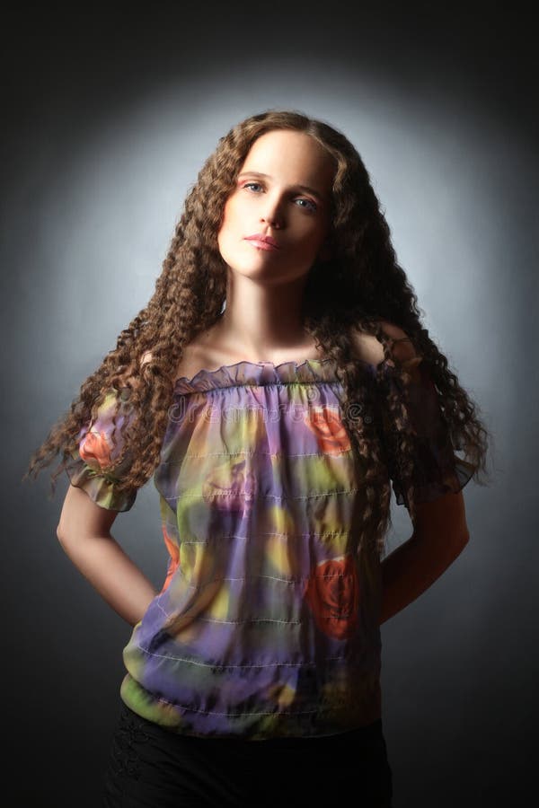 Moda de la primavera del verano de la mujer joven imagen de archivo Moda de la primavera del verano de la mujer joven imagen de archivo