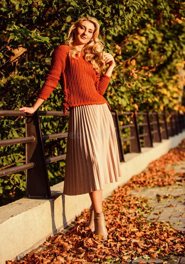 Moda De Otoño. Una Dama Adorable Disfruta Del Otoño Soleado. Ropa De Moda.  Rubia Guapa. Feminidad Y Ternura Imagen de archivo - Imagen de fashionable,  caminata: 192814225