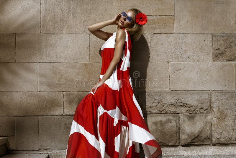 Moda de verano de primavera. Modelo de alta moda. Glamour elegante elegante modelo mujer con colorido vestido largo en foto de archivo