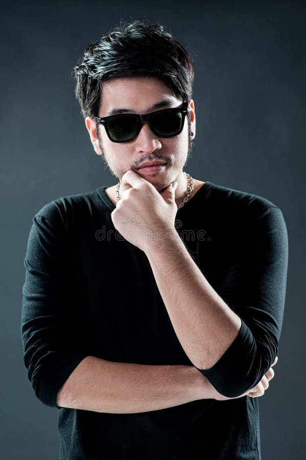 Moda del modelo del hombre joven de las gafas de sol imagen de archivo Moda del modelo del hombre joven de las gafas de sol imagen de archivo
