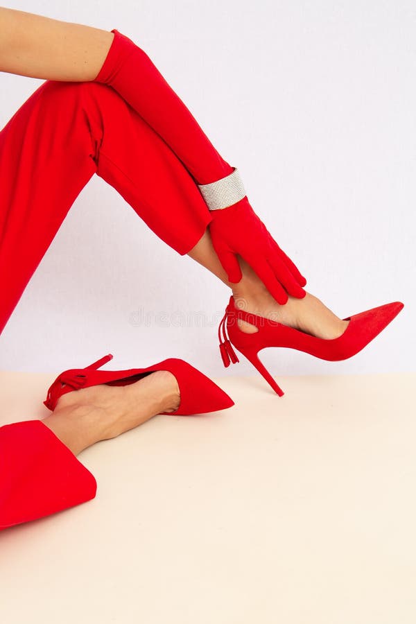 Moda Irreconocible Dama En Pantalones Y Zapatos Rojos. Detalles Minimalistas Elegantes Estilo. Guantes Y Pulseras Retro. Lookbook Foto de - Imagen de modelado, 208034270