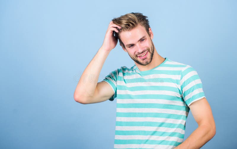 Moda letnia Uczennik bez ogona męska moda i piękno idealny wygląd człowieka mięśniowego mężczyzna w modnej koszuli Gość. Moda letnia Uczennik bez ogona męska moda i piękno idealny wygląd człowieka mięśniowego mężczyzna w modnej koszuli Model mody facetów seksowna macho w zwykłym stylu czyste uczucie