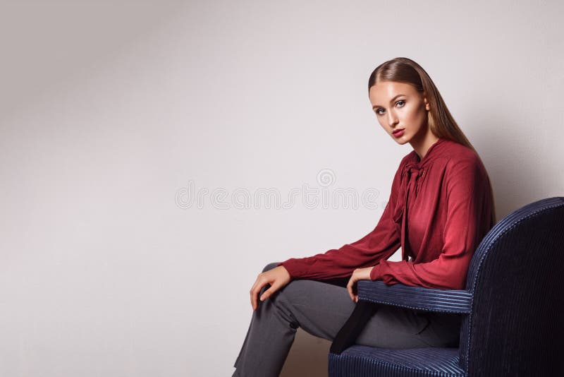 Moda model na białym tle portretów piękni potomstwa zdjęcia stock Moda model na białym tle portretów piękni potomstwa zdjęcia stock