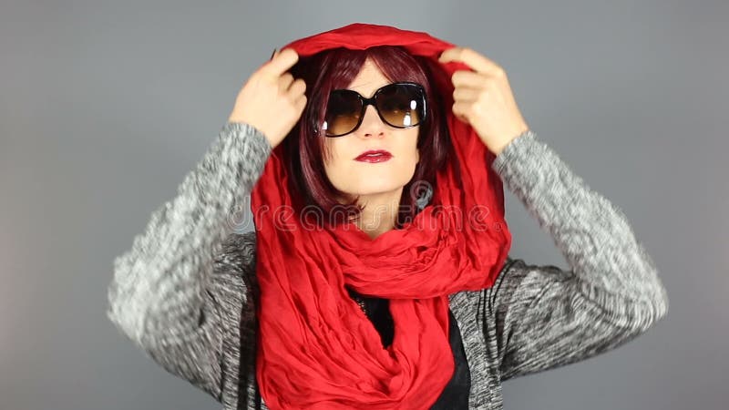 Moda model Pokazuje Daleko okulary przeciwsłonecznych i Hijab