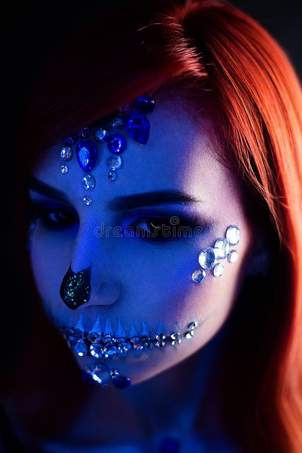 Moda model z Halloween czaszki makeup z błyskotliwością i rhinestones z kreatywnie kolor błyskawicą zdjęcia royalty free Moda model z Halloween czaszki makeup z błyskotliwością i rhinestones z kreatywnie kolor błyskawicą zdjęcia royalty free