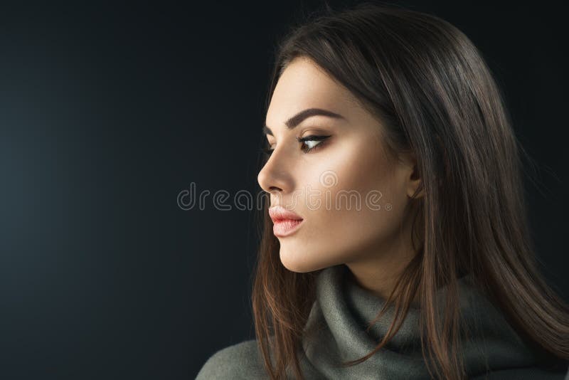 Moda modela brunetki dziewczyna Piękno portret kobieta z fachowym makeup zdjęcia royalty free