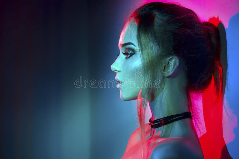 Moda modela kobieta w kolorowy jaskrawy świateł pozować fotografia stock Moda modela kobieta w kolorowy jaskrawy świateł pozować fotografia stock