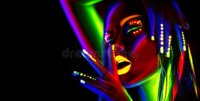 Moda modela kobieta w neonowym świetle Piękna wzorcowa dziewczyna z kolorowym fluorescencyjnym makeup