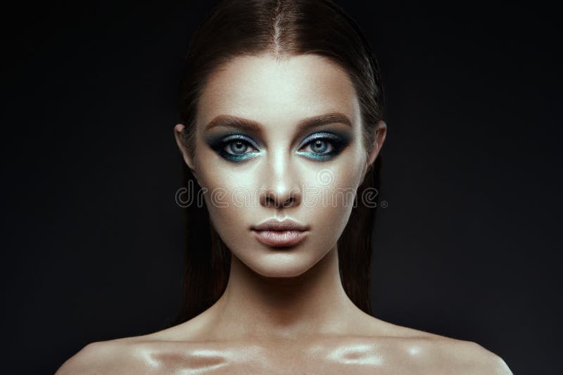Moda modela kobieta z fantazją uzupełniał Długi podmuchowy brown włosy obraz stock