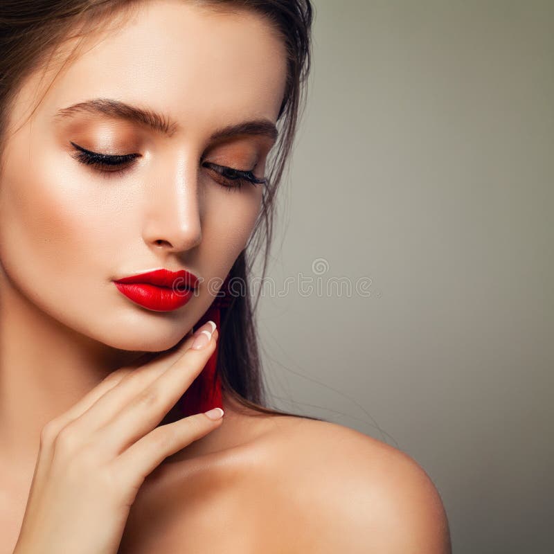 Moda modela kobieta z Perfect Makeup, Zamykający oczy zdjęcie royalty free Moda modela kobieta z Perfect Makeup, Zamykający oczy zdjęcie royalty free