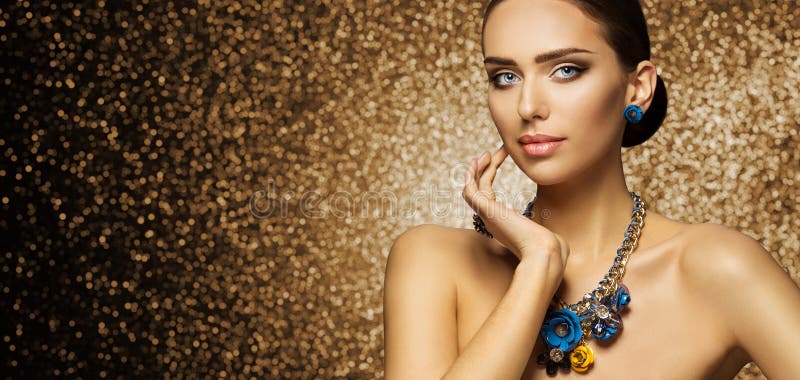 Moda modela Makeup portret, Elegancka kobieta w kolii biżuterii zdjęcia royalty free