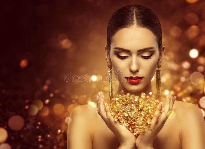 Moda modela mienia Złocista biżuteria w rękach, kobiety Złoty piękno fotografia stock