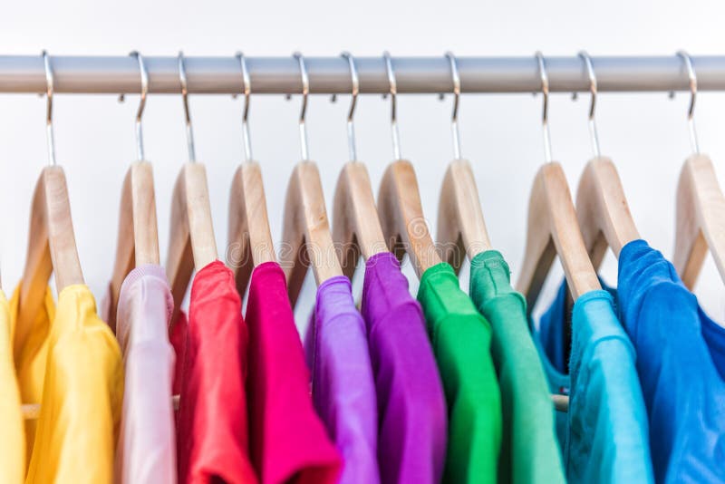 Moda odziewa na odzież stojaka kolorowej szafie
