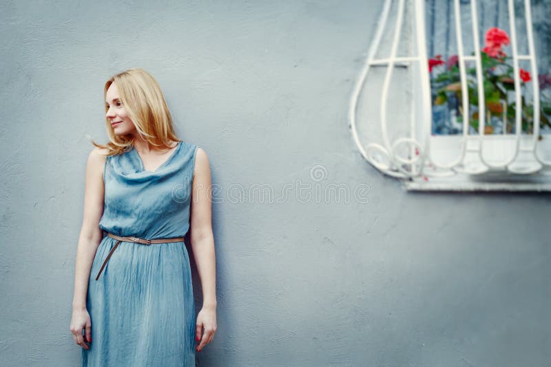 Moda portret młoda kobieta blisko izoluje zdjęcia stock Moda portret młoda kobieta blisko izoluje zdjęcia stock