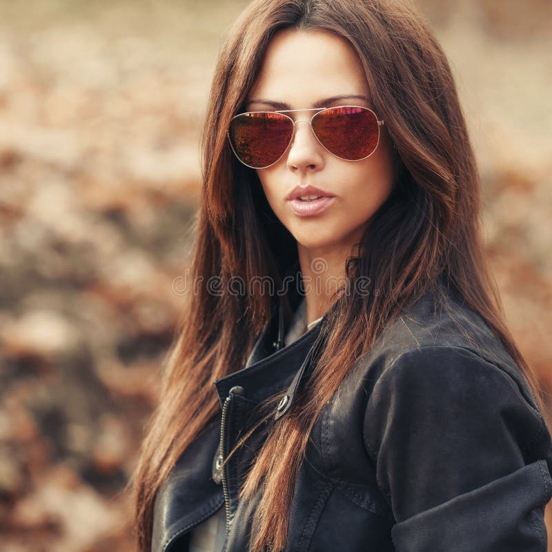 Moda portret piękna kobieta w okularach przeciwsłonecznych fotografia stock Moda portret piękna kobieta w okularach przeciwsłonecznych fotografia stock