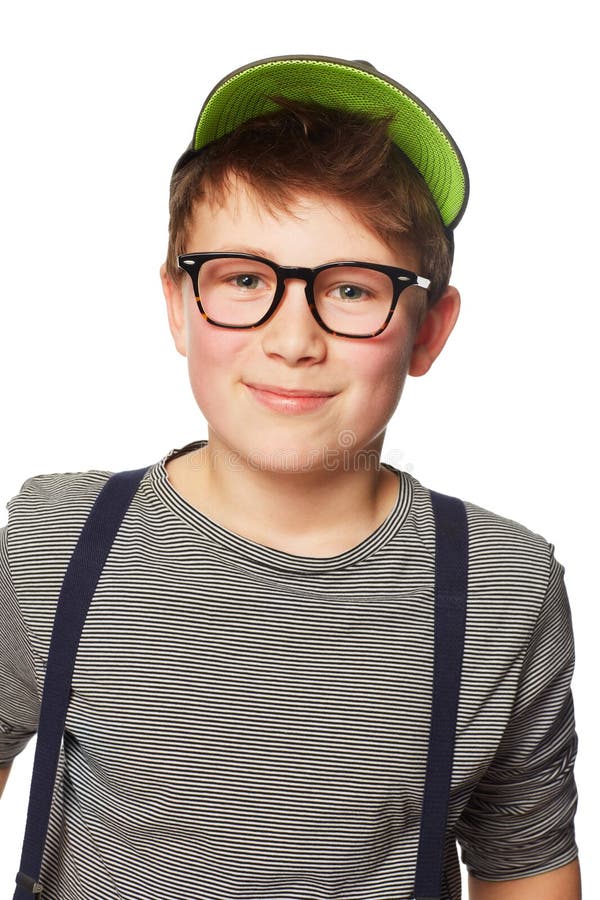 Moda retrato y gafas y un niño nerd en estudio aislado en un fondo blanco para un estilo inteligente. sonrisa. los niños sonríen y visten los ojos con un niño geek confiado y con ropa informal.
