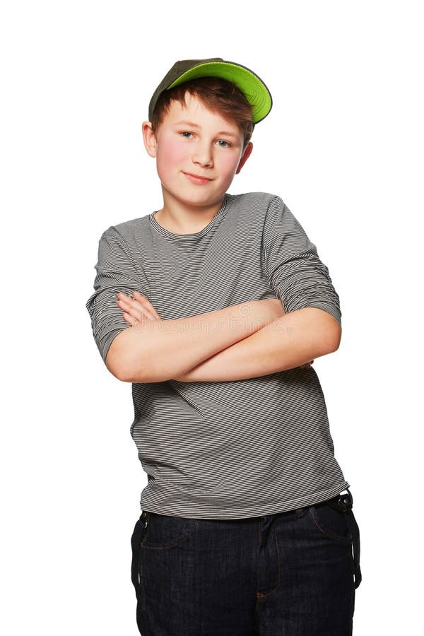 Moda retrato y los brazos de un niño cruzados en un estudio aislados en un fondo blanco para el estilo de los jóvenes. sonrisa de fotos de archivo libres de regalías
