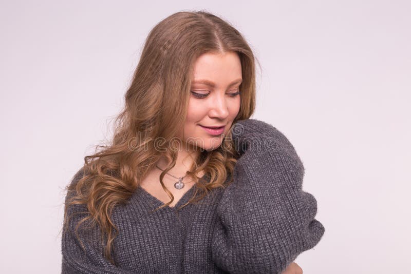 Moda, styl i ludzie pojęć, - portret piękna młoda kobieta z delikatnym uśmiechem nad białym tłem obraz stock Moda, styl i ludzie pojęć, - portret piękna młoda kobieta z delikatnym uśmiechem nad białym tłem obraz stock