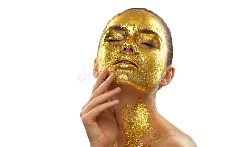 Moda sztuka złota skóra kobieta twarz portret zamknięcie. modelka z pękniętą folią złotą na skórze. glamour lśniący profesjonalny