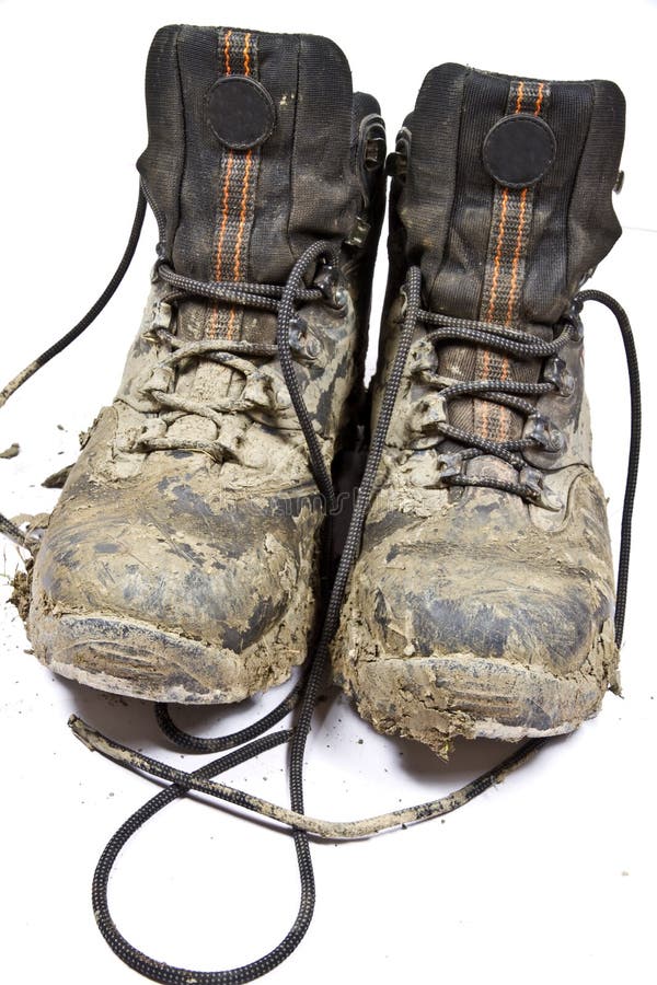 Een paar modderige wandelkousen royalty-vrije stock afbeelding