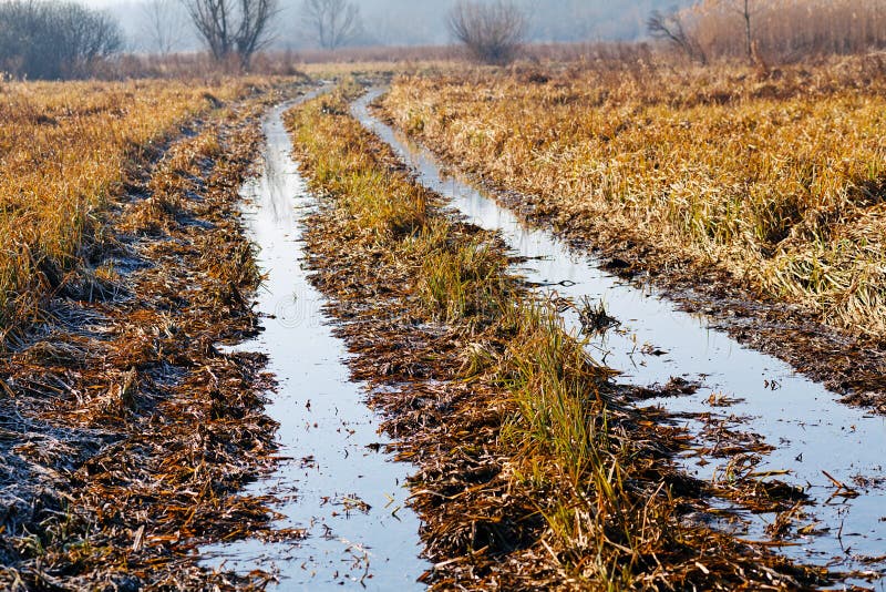 Modderige landweg stock foto's