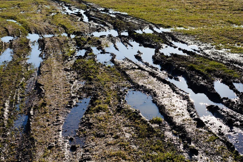 Modderige landweg royalty-vrije stock afbeeldingen