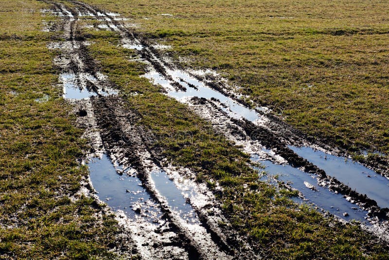 Modderige landweg stock foto