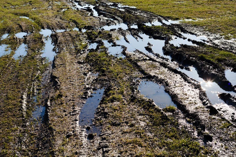 Modderige landweg stock afbeelding