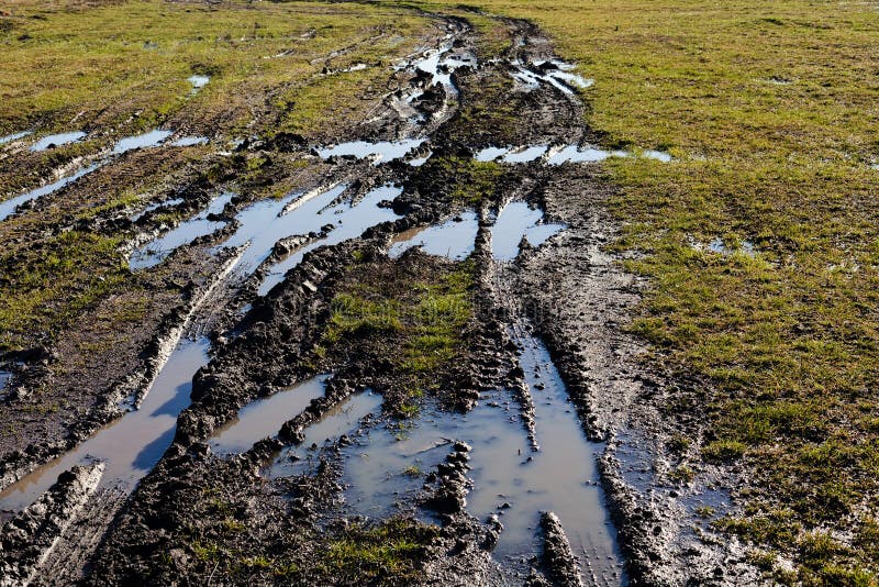 Modderige landweg stock afbeeldingen