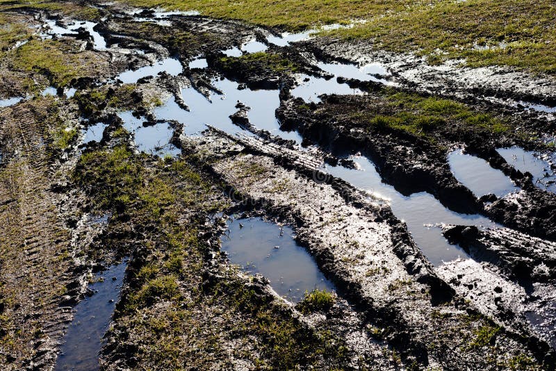 Modderige landweg stock fotografie