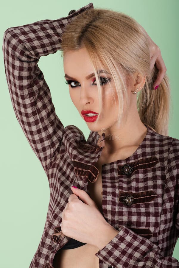 Mode aus sinnlichem Modell. modische junge Frau. Porträt einer wunderschönen jungen Modefrau. elegante Dame lizenzfreies stockbild