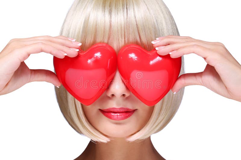 Mode-blondes Mädchen mit roten Herzen am Valentinsgruß-Tag. Bezaubernd