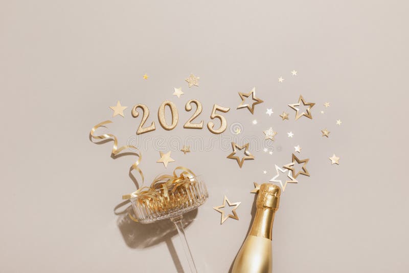 Mode christmas och nyårssammansättning med konetti-stjärnor för guldchampagneflaskor och 2025-nummer. plana arkivfoton
