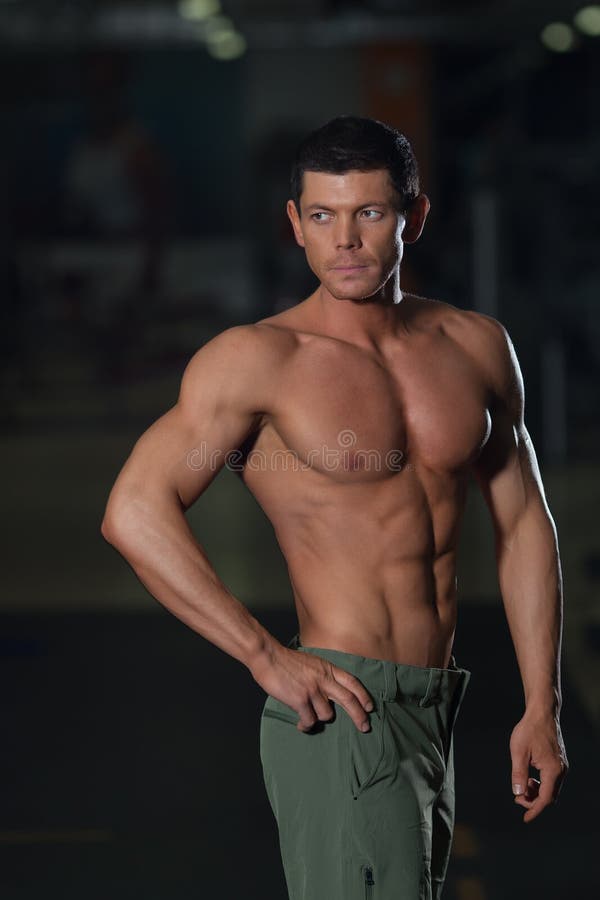 Mode de vie actif, homme musculaire dans le gymnase image stock Mode de vie actif, homme musculaire dans le gymnase image stock