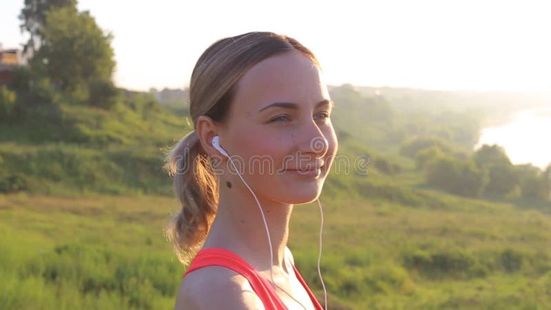 Mode de vie actif sain Jeune femme attirante de taqueur écoutant la musique banque de vidéos Mode de vie actif sain Jeune femme attirante de taqueur écoutant la musique banque de vidéos