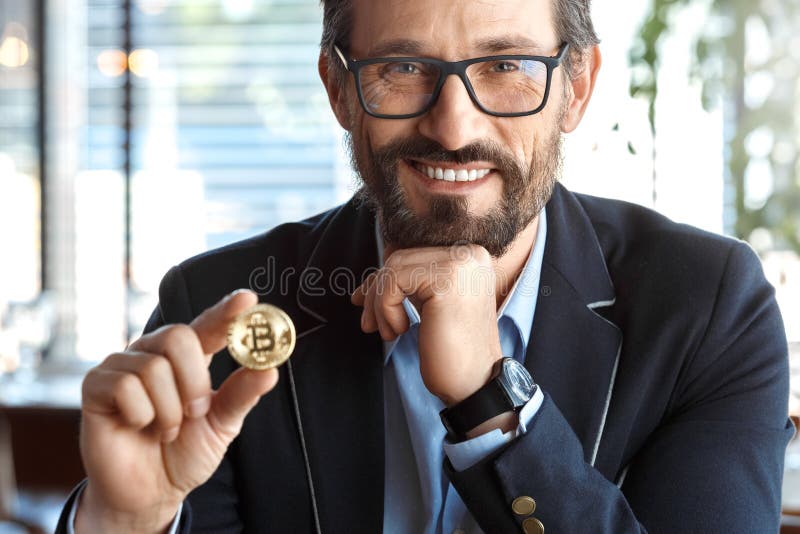 Mode de vie d'affaires Commerçant en verres se reposant au café avec la pièce de monnaie de cryptocurrency regardant rire de camé image libre de droits Mode de vie d'affaires Commerçant en verres se reposant au café avec la pièce de monnaie de cryptocurrency regardant rire de camé image libre de droits