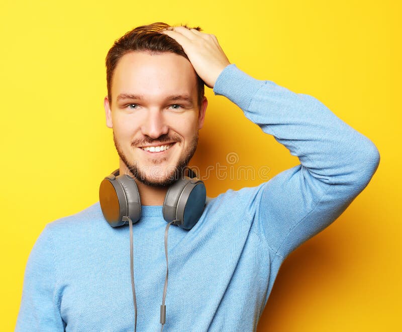 Mode de vie et concept de personnes : jeune homme écoutant la musique avec photos libres de droits Mode de vie et concept de personnes : jeune homme écoutant la musique avec photos libres de droits