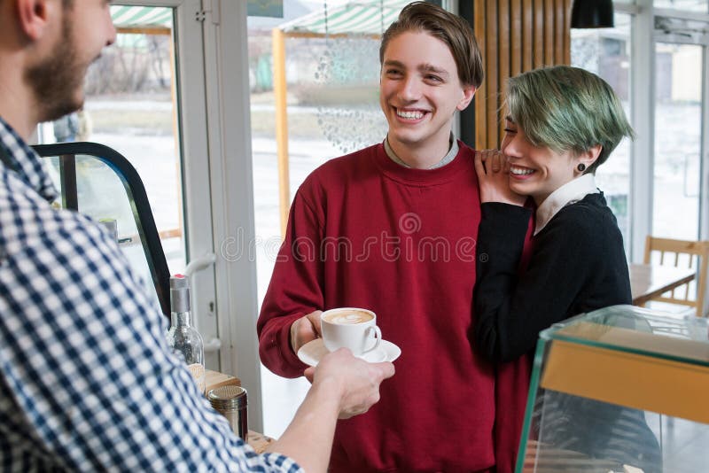 Mode de vie heureux de la jeunesse de la dépendance de café de barre de client photo stock Mode de vie heureux de la jeunesse de la dépendance de café de barre de client photo stock