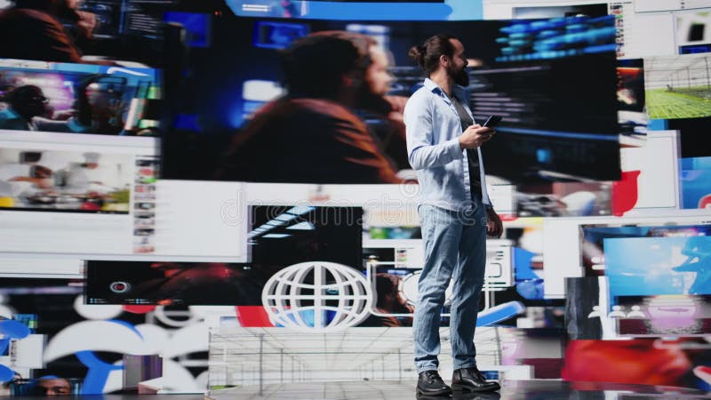 Mode de vie high-tech d'un jeune gars défilant à travers les notifications en temps réel banque de vidéos