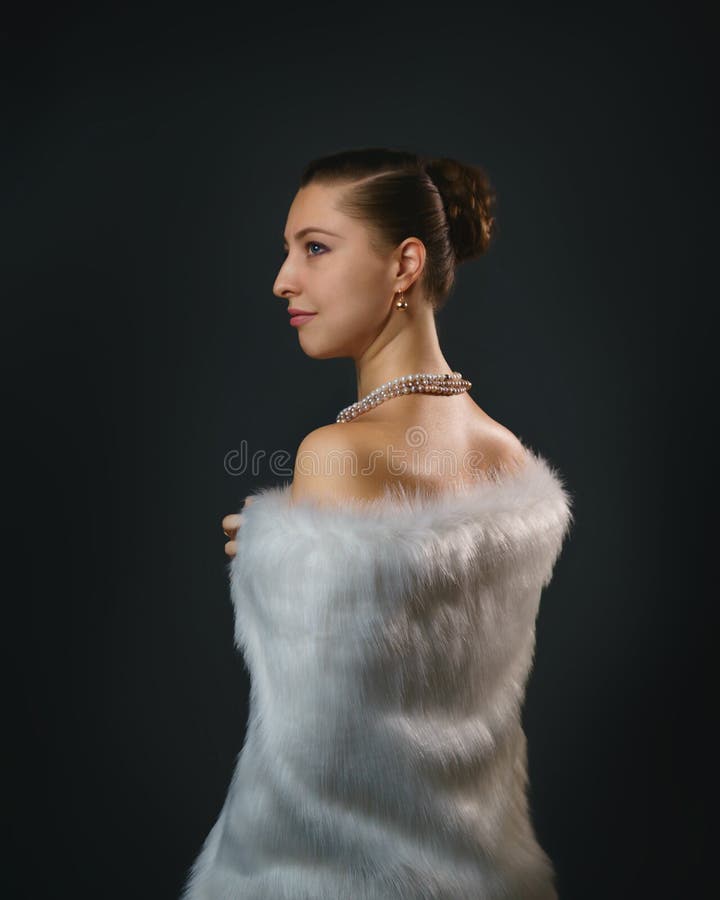 Mode de vie riche Bijoux de port de belle femme sexuelle et beaut? blanche de gilet de fourrure, mode image stock Mode de vie riche Bijoux de port de belle femme sexuelle et beaut? blanche de gilet de fourrure, mode image stock