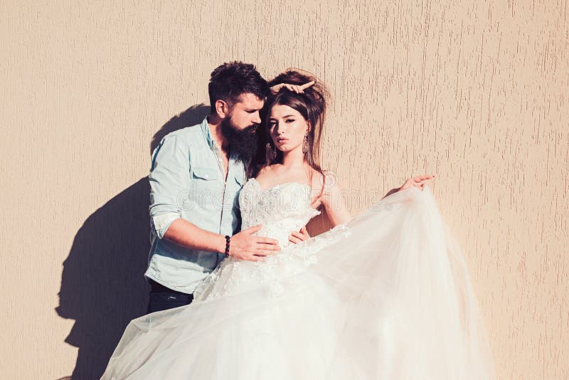Mode Et Roman Jeune Mariée Sensuelle Dans La Robe De Mariage