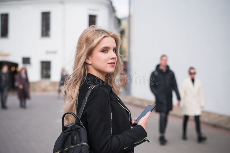 Mode Hipster Mädchen im Freien Porträt lizenzfreies stockbild