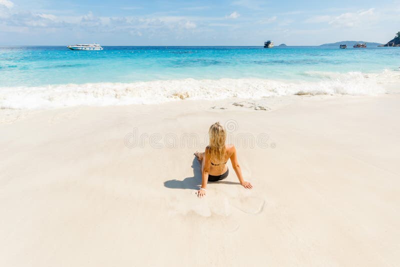 Mode jeune femme en maillot de bain noir assise sur la plage L'île de Similan, Similan No 8 au Parc national de Similan, Phuket, photos stock Mode jeune femme en maillot de bain noir assise sur la plage L'île de Similan, Similan No 8 au Parc national de Similan, Phuket, photos stock