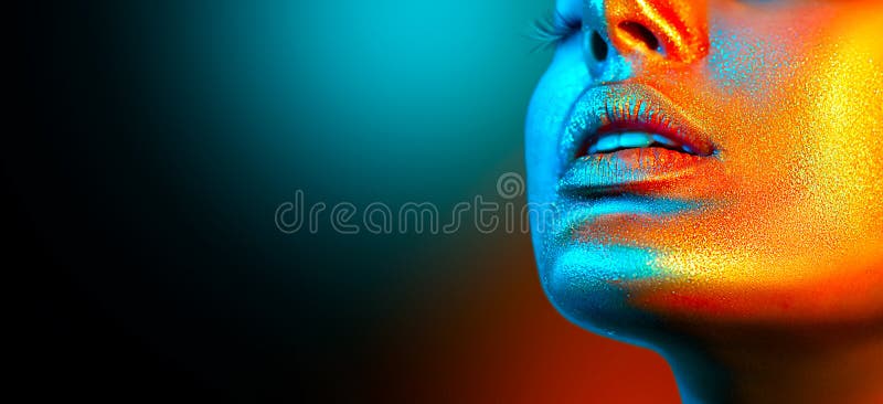 Mode-Modell-Frauengesicht in den hellen Scheinen, bunte Neonlichter, sch? ne sexy M? dchenlippen Modisches gl? hendes Goldhautmake-u lizenzfreies stockbild