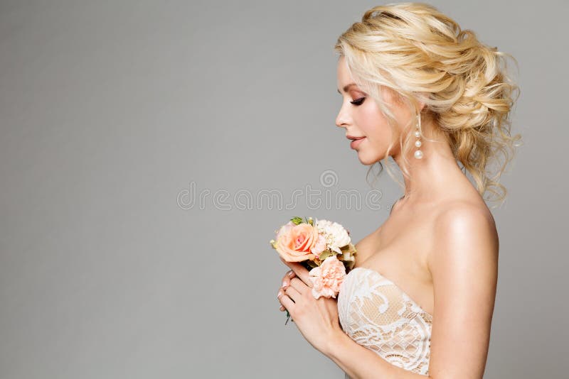Mode-Modelle profilieren Porträt mit Blumen-Blumenstrauß, Schönheits-Braut-Make-up und Frisur, Mädchenatelieraufnahme auf Grau lizenzfreie stockfotos