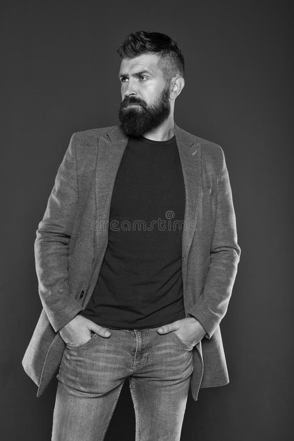 Mode-Outfit Maskuliner Look Brutal Hipster Hipster mit Gelegenheitskleidung Hipster-Bart und stilvoller Haarschnitt stockfotos Mode-Outfit Maskuliner Look Brutal Hipster Hipster mit Gelegenheitskleidung Hipster-Bart und stilvoller Haarschnitt stockfotos