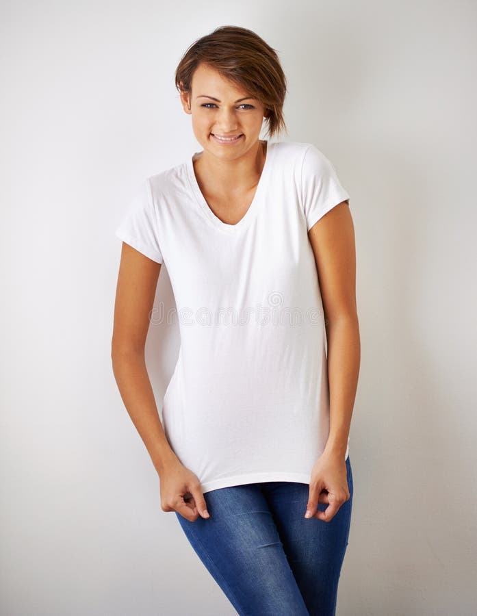 Mode portrait et sourire avec jeune femme en studio sur fond blanc pour style décontracté ou décontracté. modèle heureux et photos libres de droits