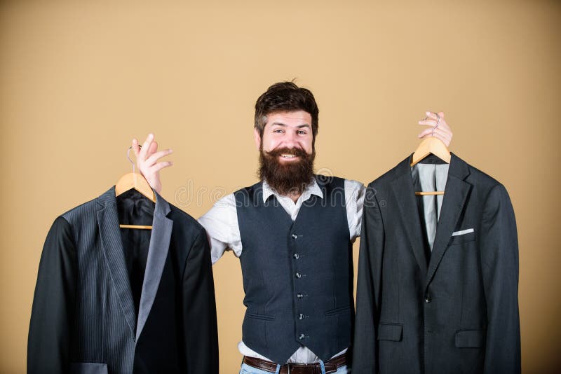 Mode-Schneiderschneider des Mannes bärtiger Elegante kundenspezifische Ausstattung Das Herstellen und die Kleidung entwirft Vervo lizenzfreie stockfotos Mode-Schneiderschneider des Mannes bärtiger Elegante kundenspezifische Ausstattung Das Herstellen und die Kleidung entwirft Vervo lizenzfreie stockfotos